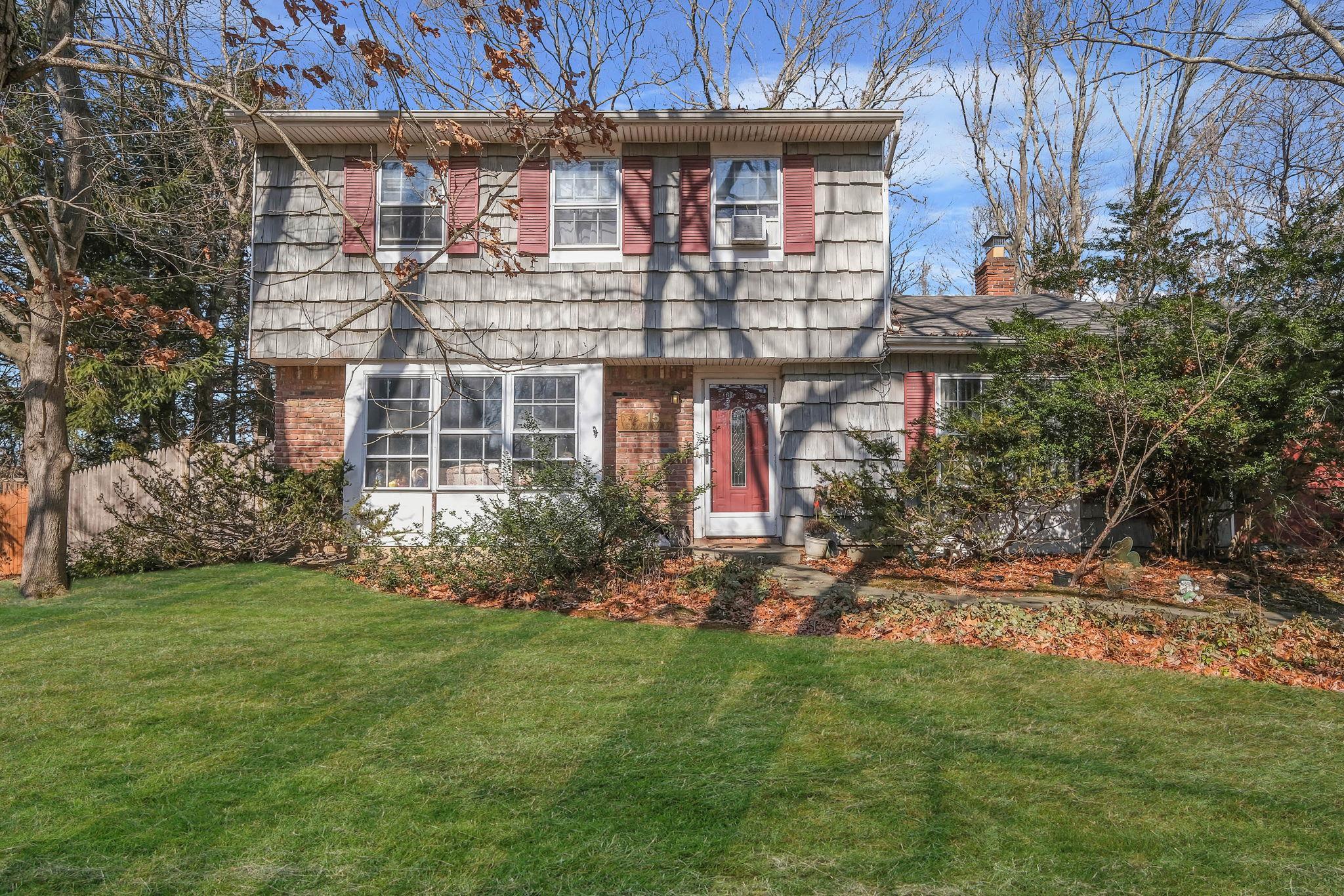 Bellaire Dr, Ridge, NY 11961