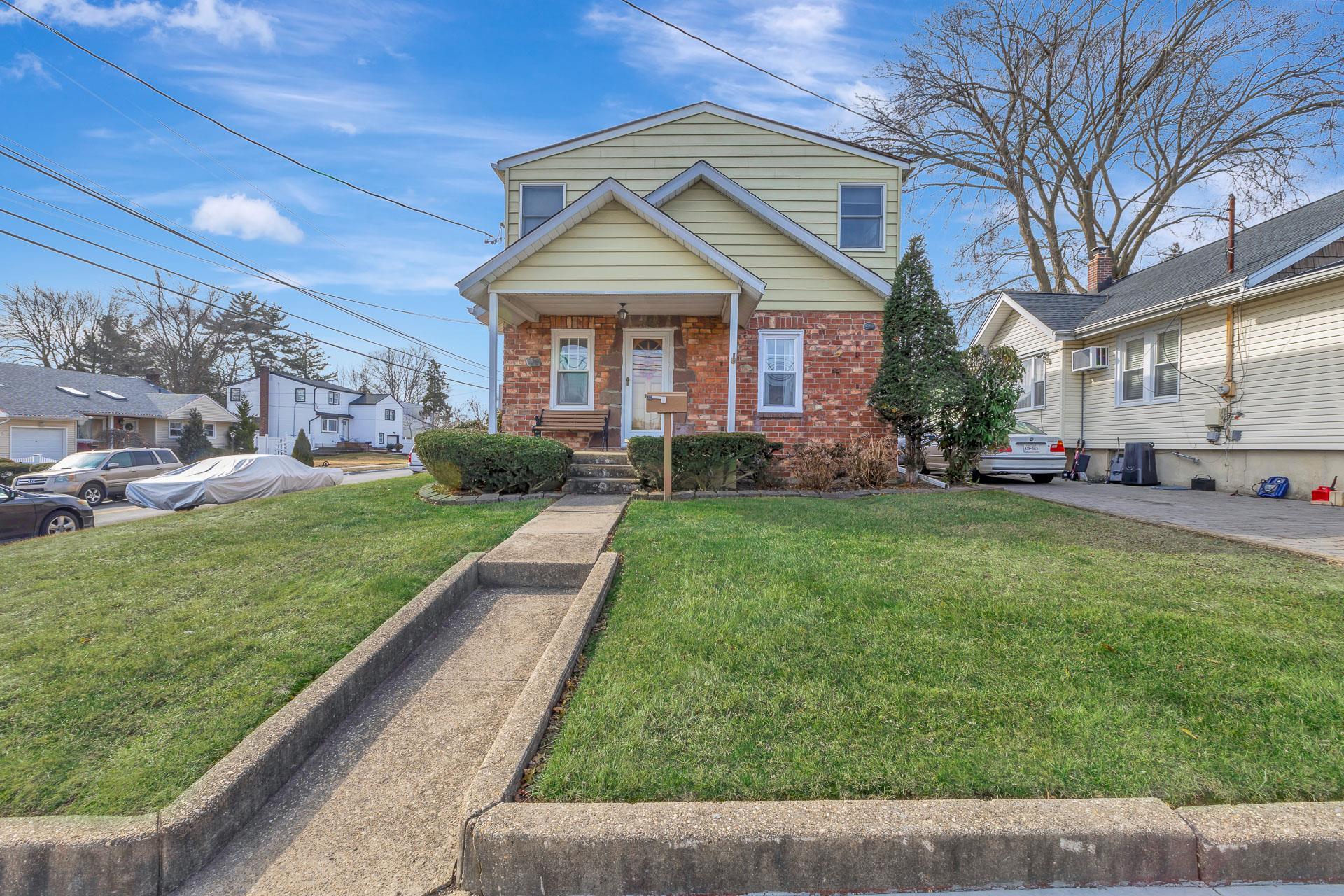 Juniper St, Farmingdale, NY 11735