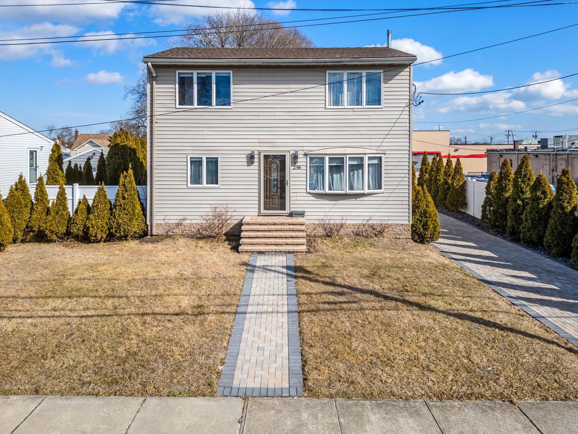 Phyllis Dr, Lindenhurst, NY 11757