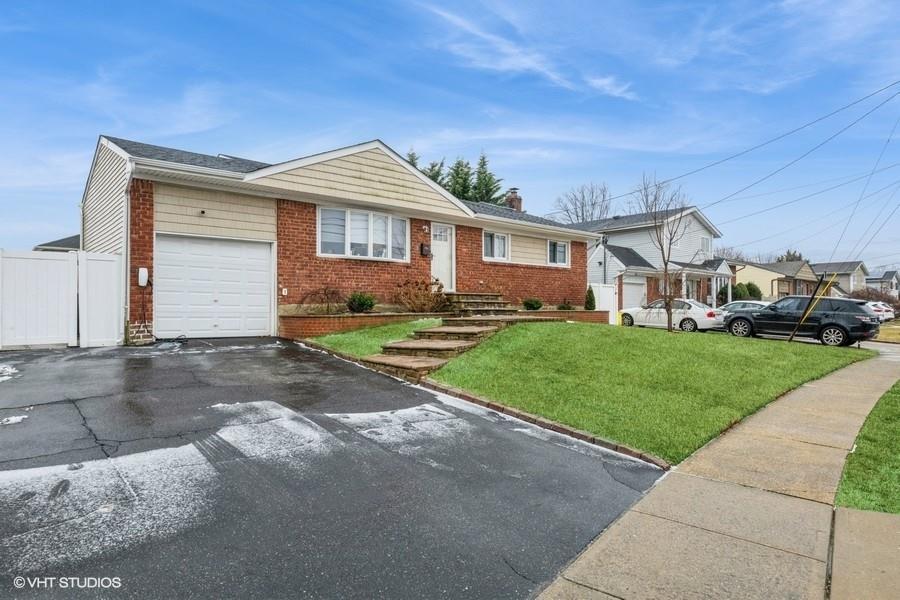 Linden St, Massapequa Park, NY 11762