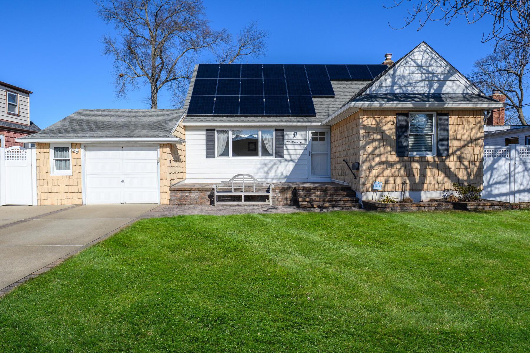 17th St, West Babylon, NY 11704