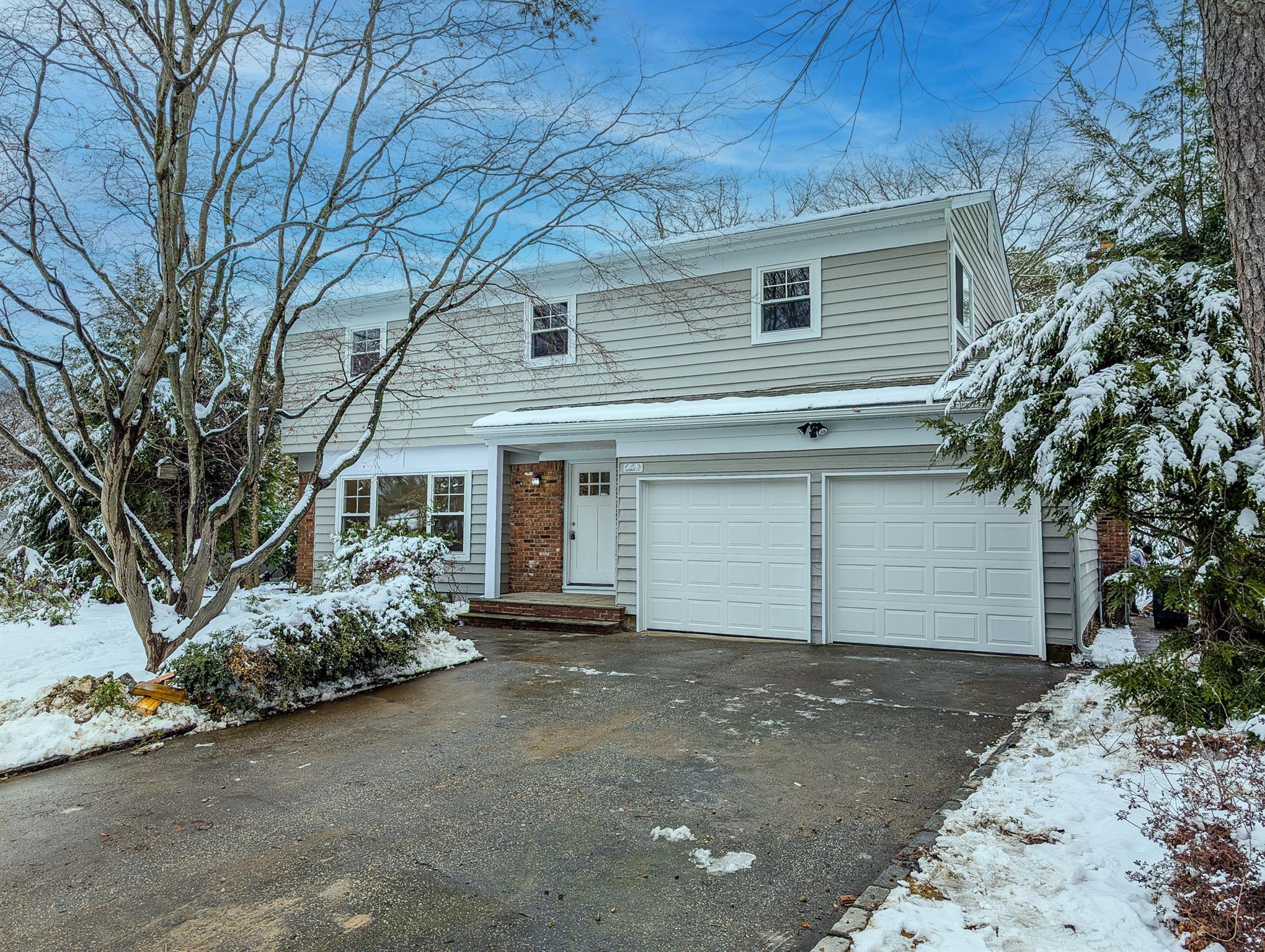 Galahad Ln, Nesconset, NY 11767