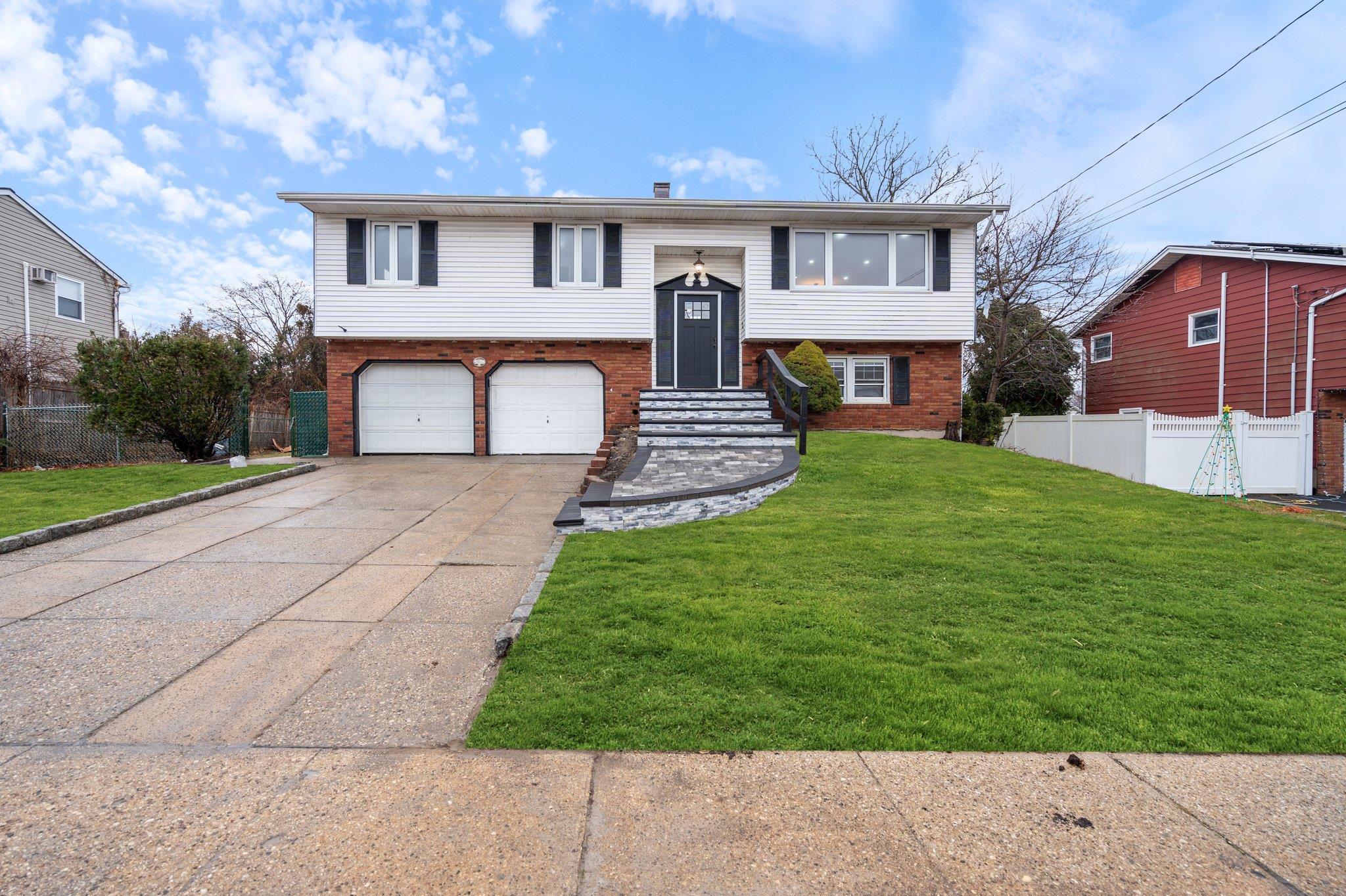 Eisenhower Rd, Centereach, NY 11720