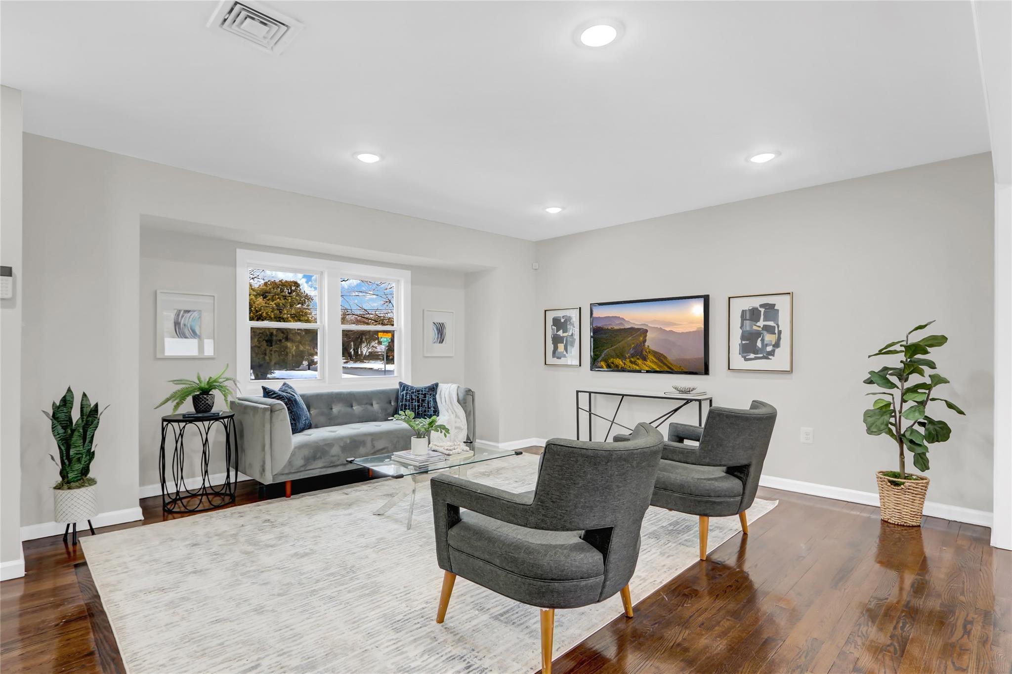 Fulton Pl, West Babylon, NY 11704