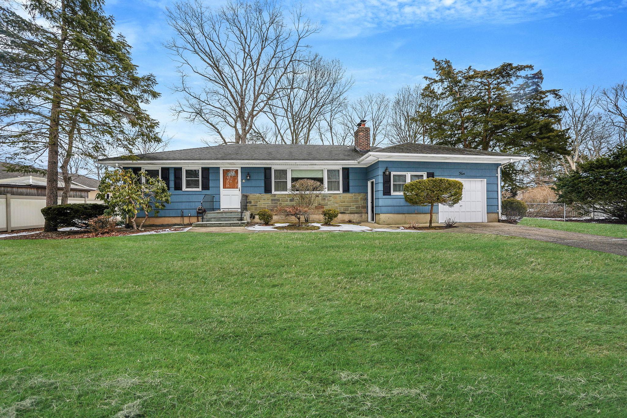 Burford Dr, Commack, NY 11725