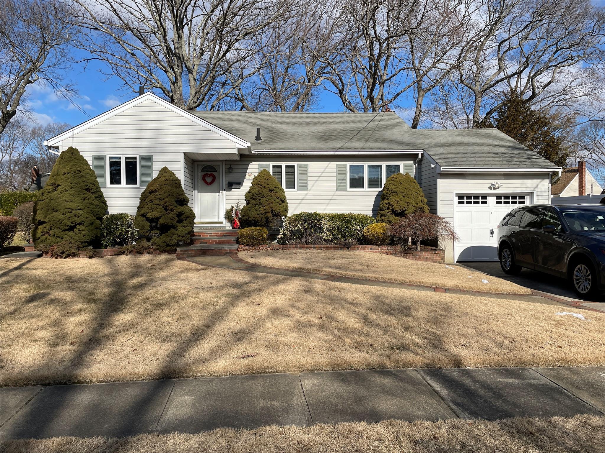Marion Pl, Massapequa Park, NY 11762