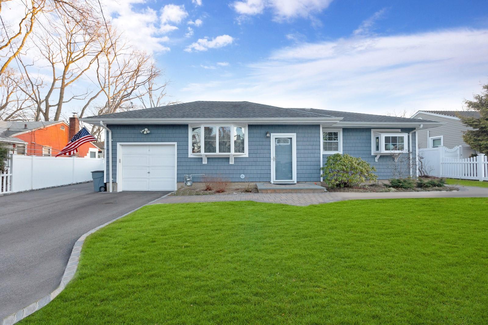 Vermont St, Melville, NY 11747