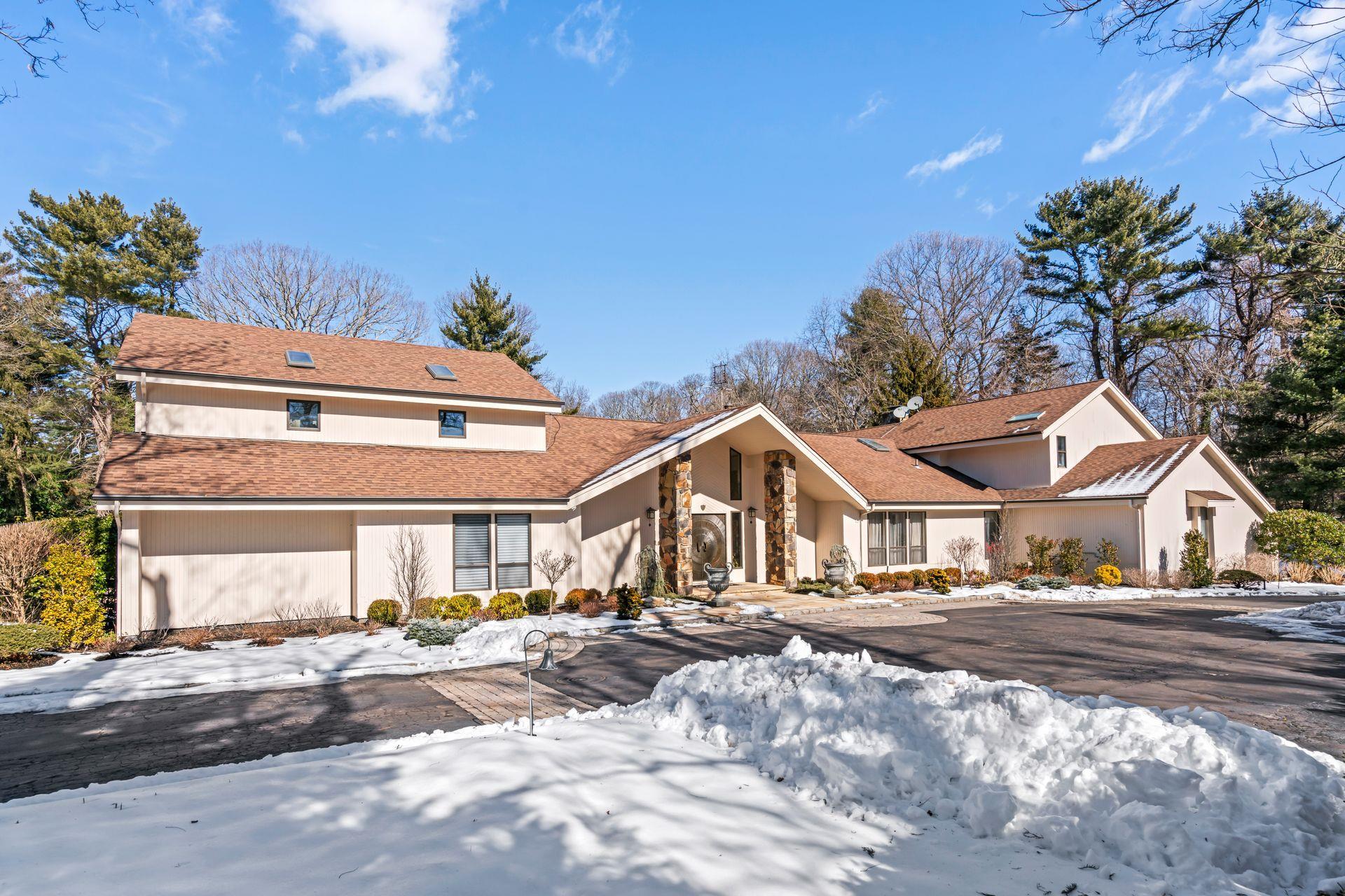 Paddock Ct, Glen Head, NY 11545