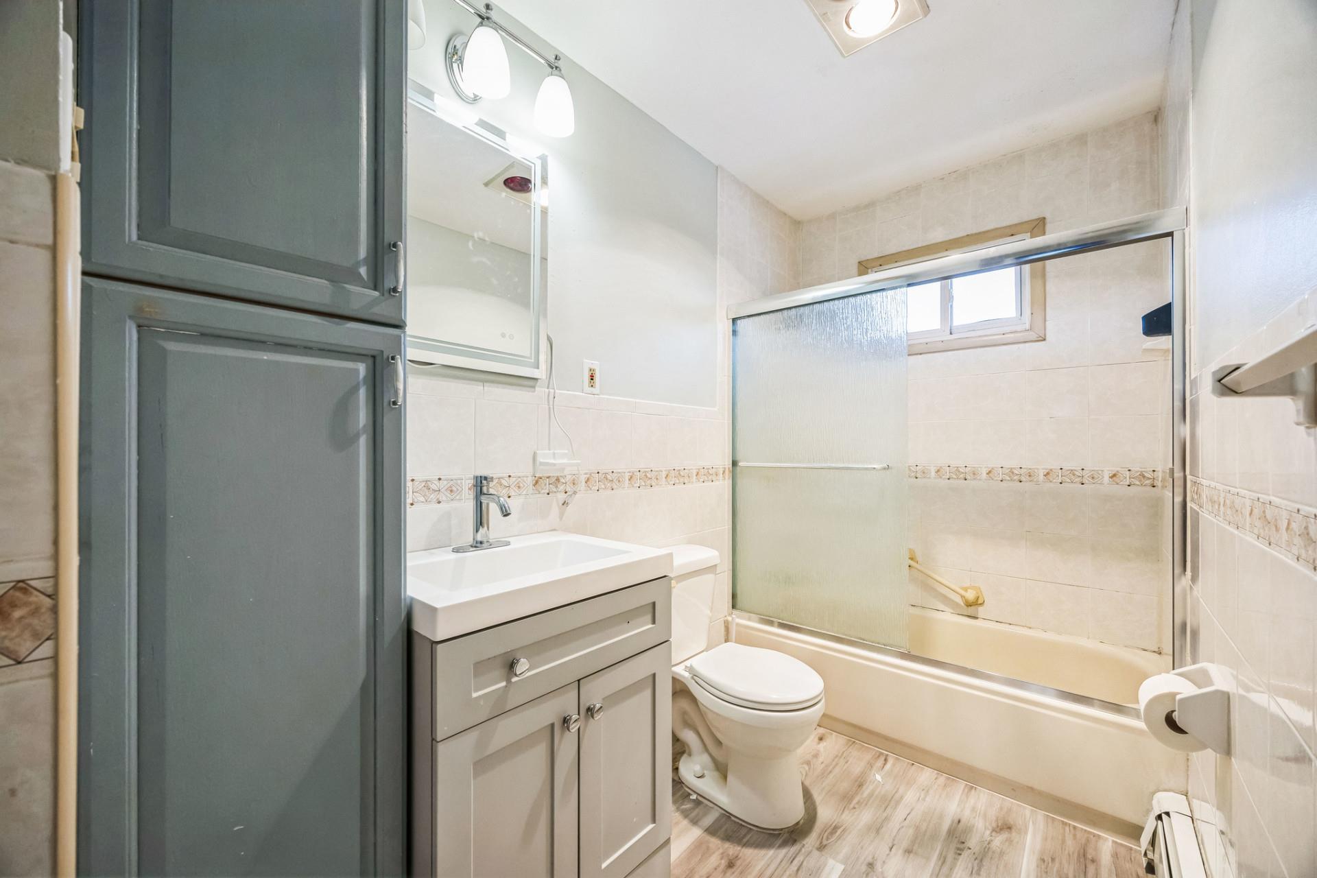 Hollywood Dr, Smithtown, NY 11787