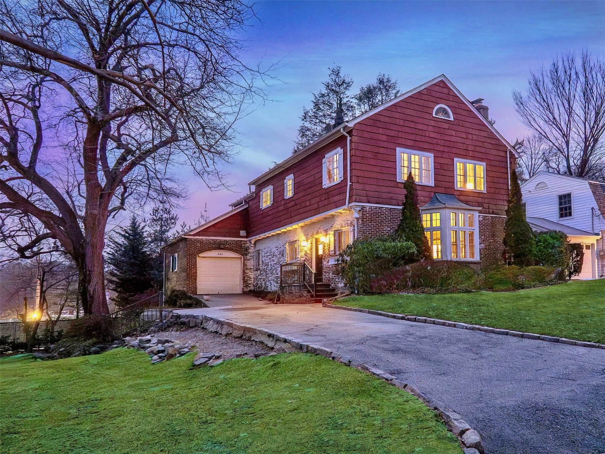 Hunt Ln, Manhasset, NY 11030