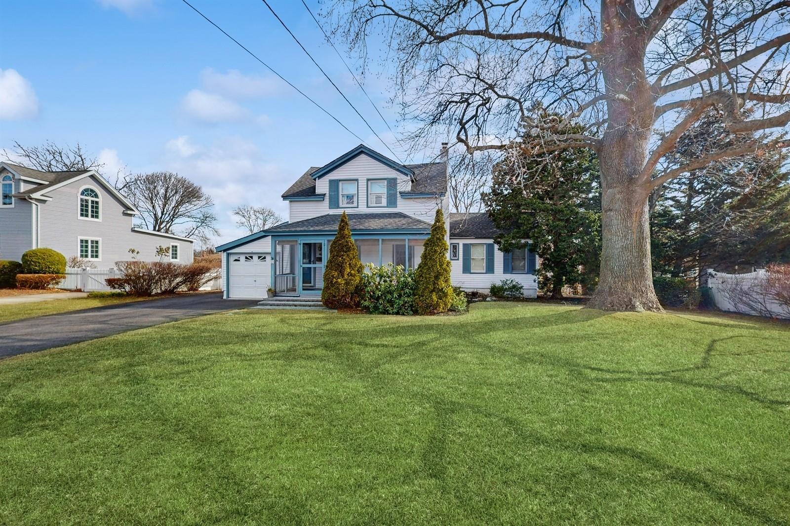 Dale Dr, Oakdale, NY 11769