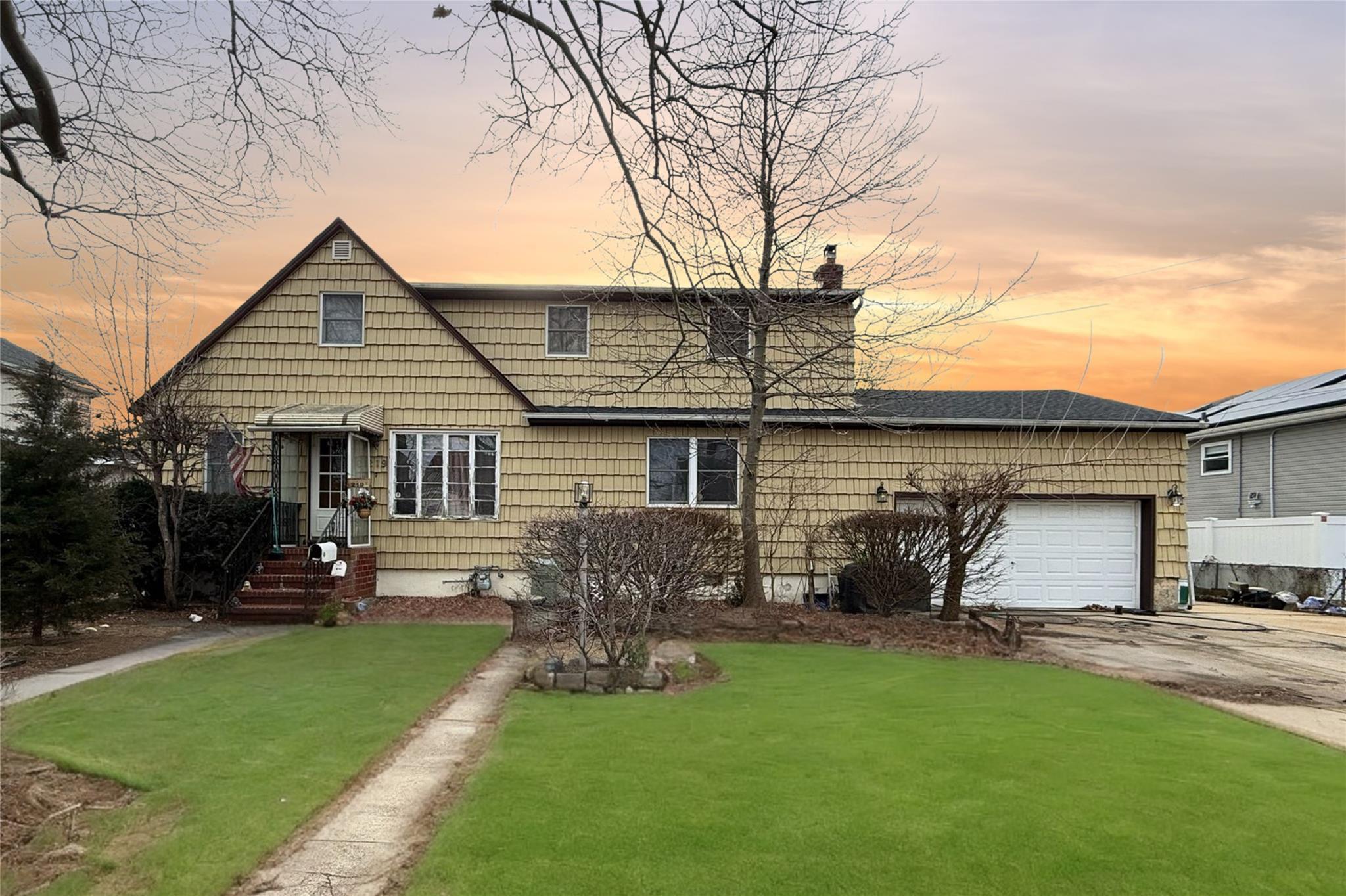 Granada Pkwy, Lindenhurst, NY 11757