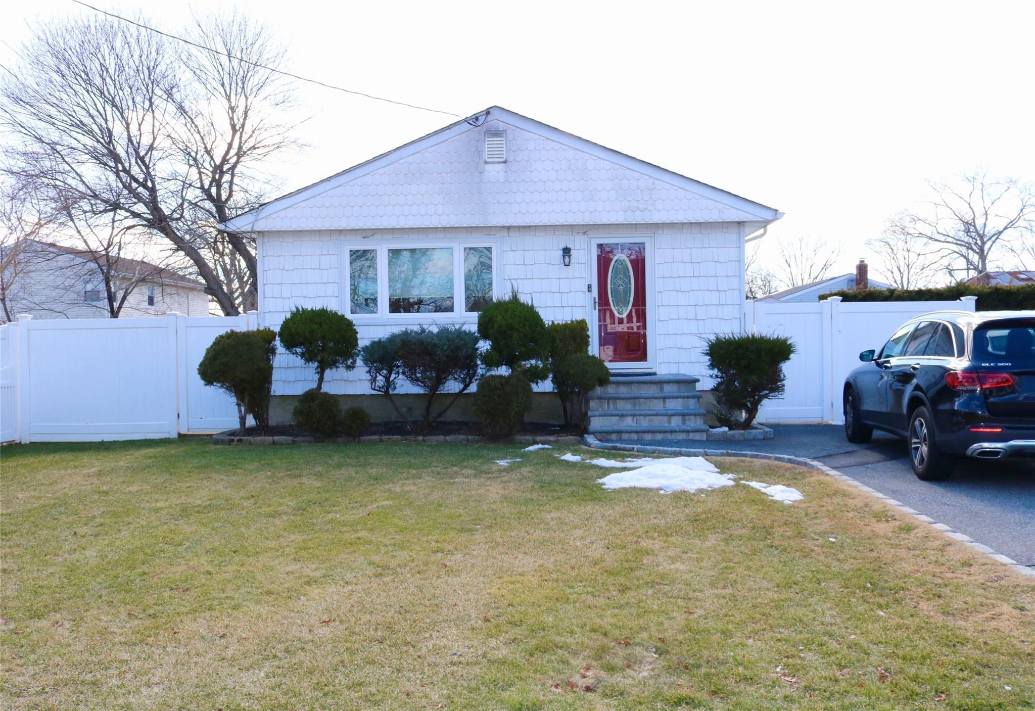 43rd St, Copiague, NY 11726