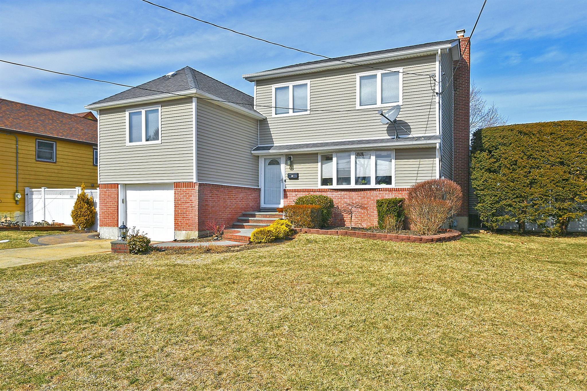 Parkview Cir, Bethpage, NY 11714