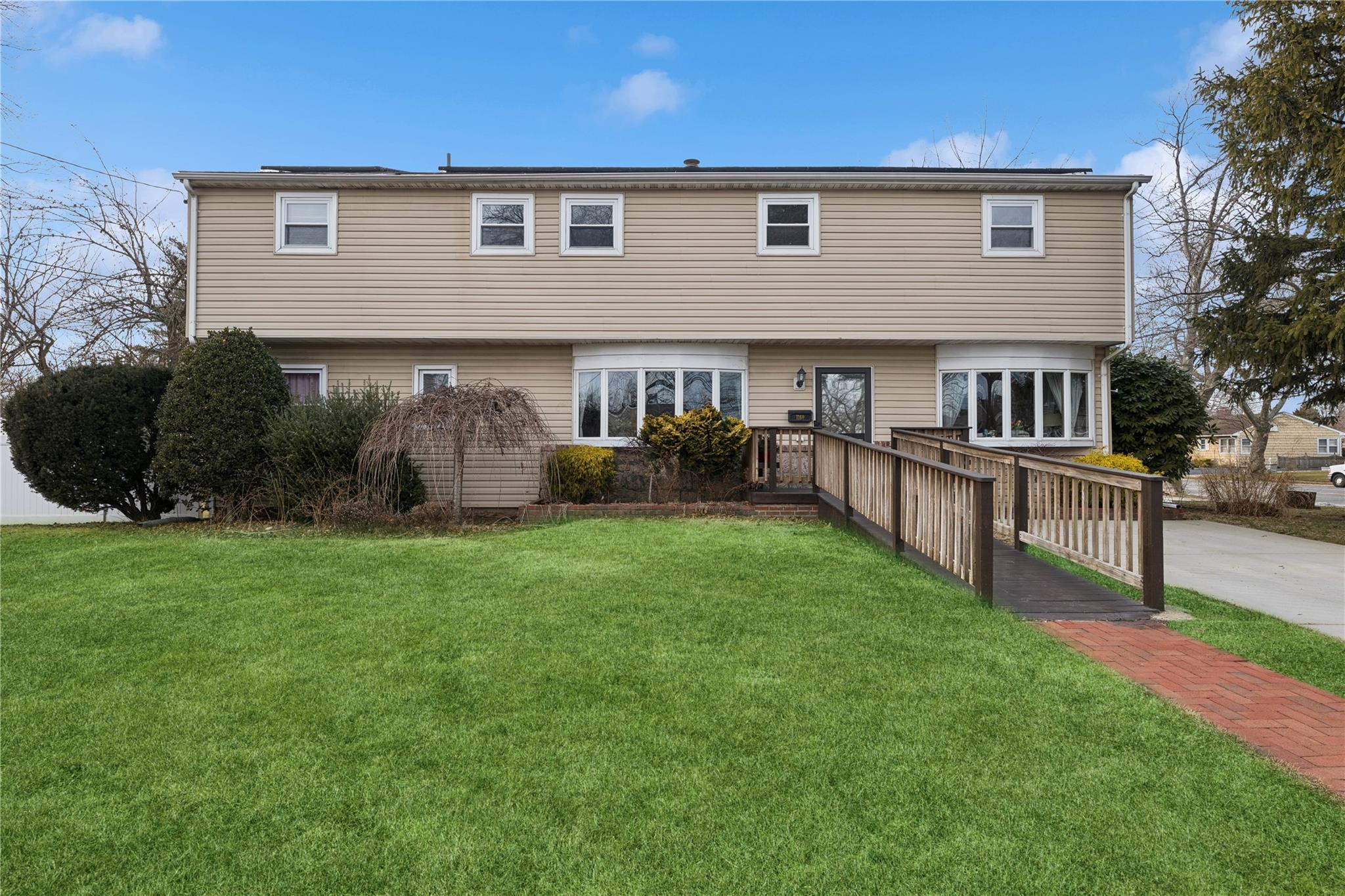 Parkwood Dr, Merrick, NY 11566