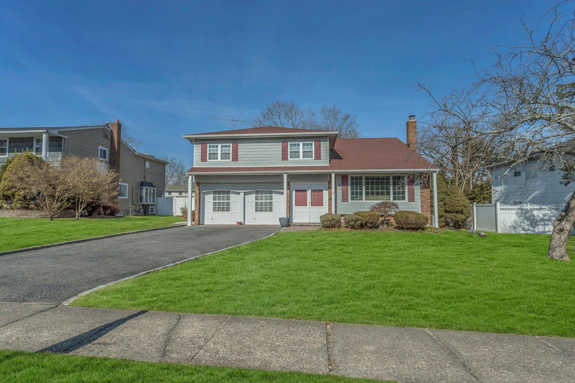 Sioux Dr, Commack, NY 11725