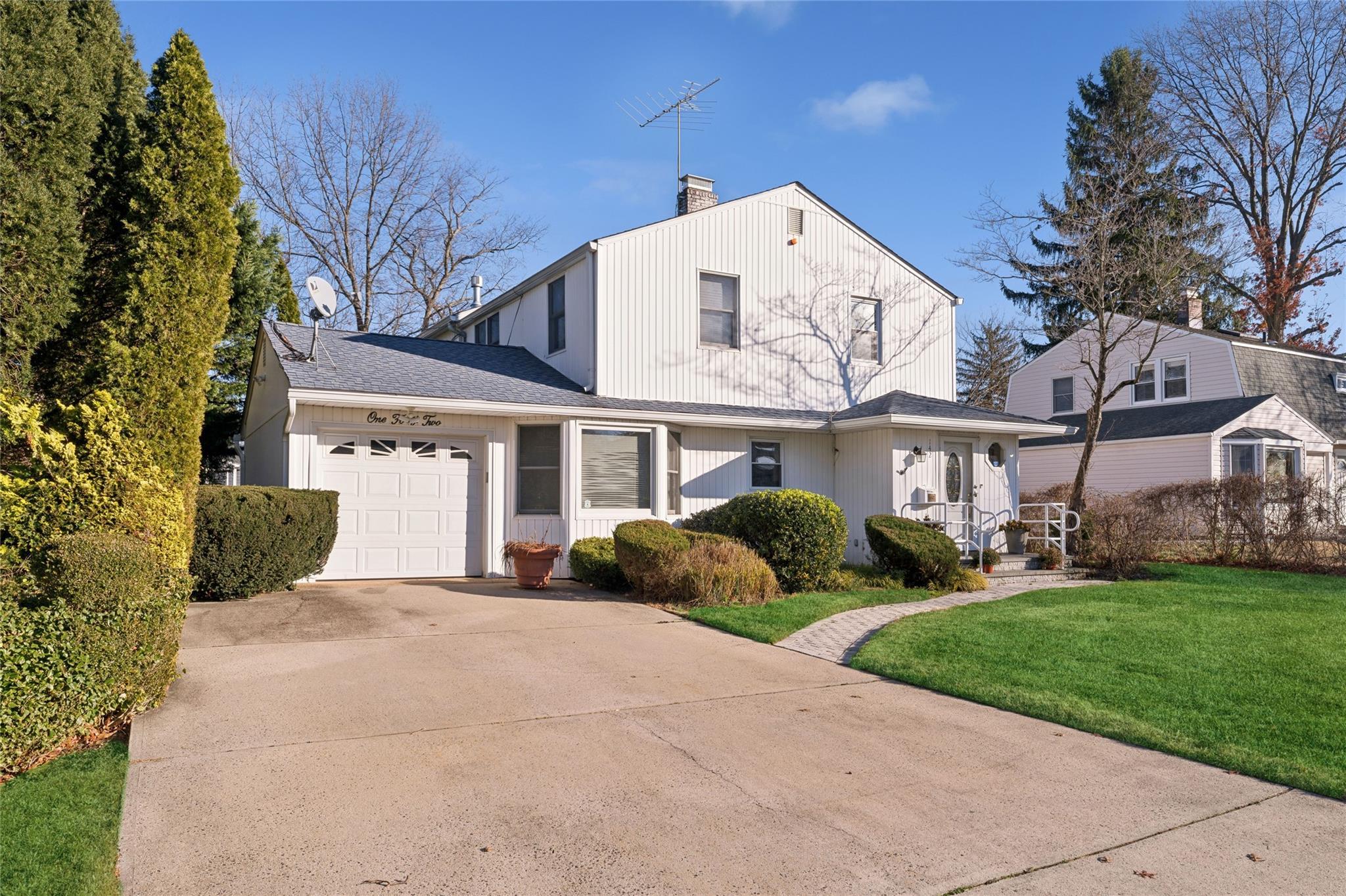 Hillturn Ln, Roslyn Heights, NY 11577
