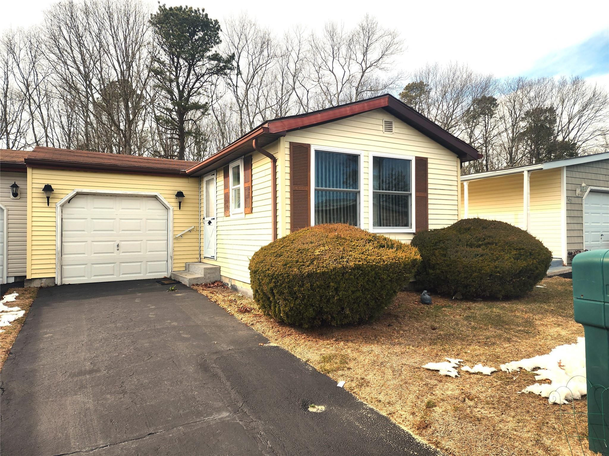 Village Cir W, Manorville, NY 11949