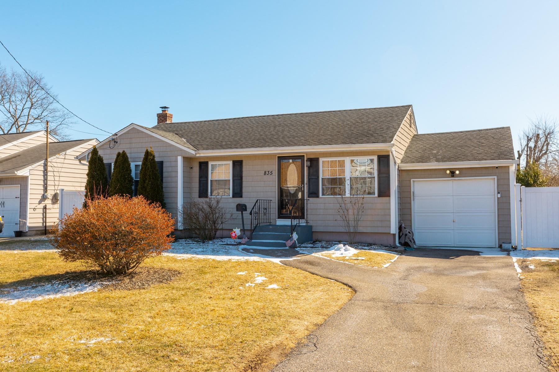 11th St, West Babylon, NY 11704