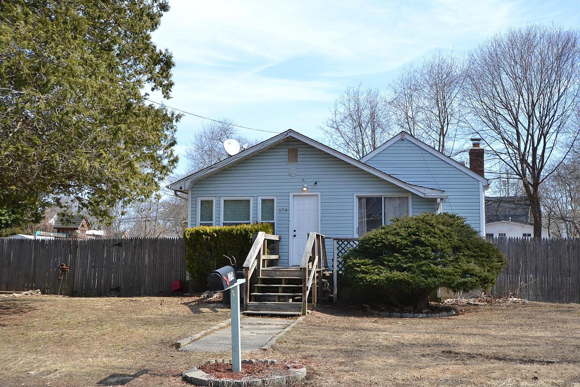Lynbrook Dr, Mastic Beach, NY 11951