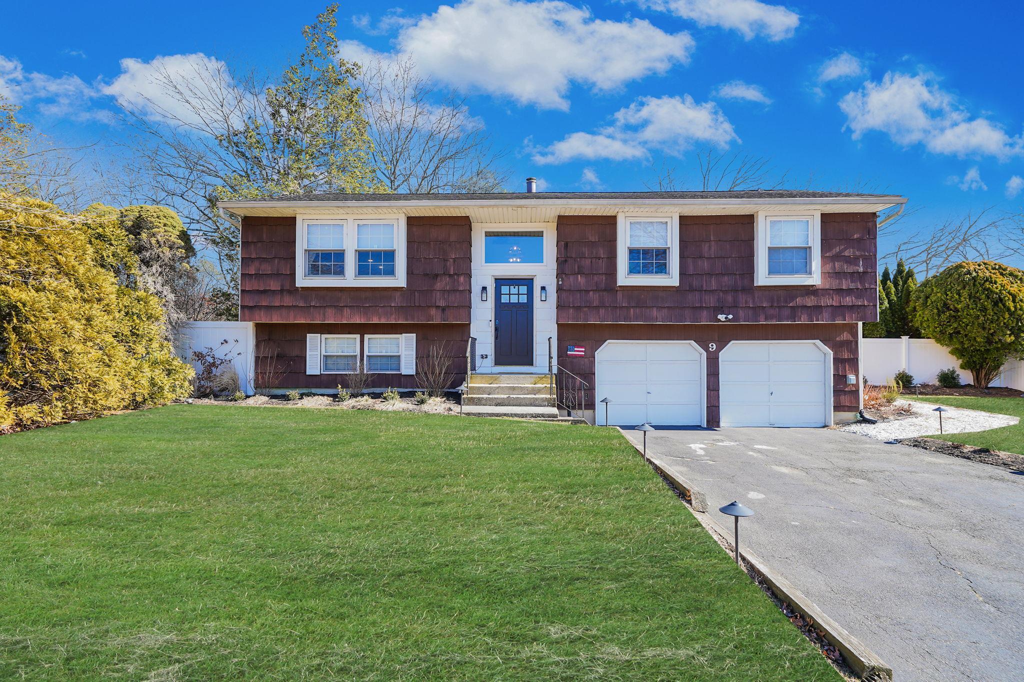 Sandy Hollow Ln, Ridge, NY 11961