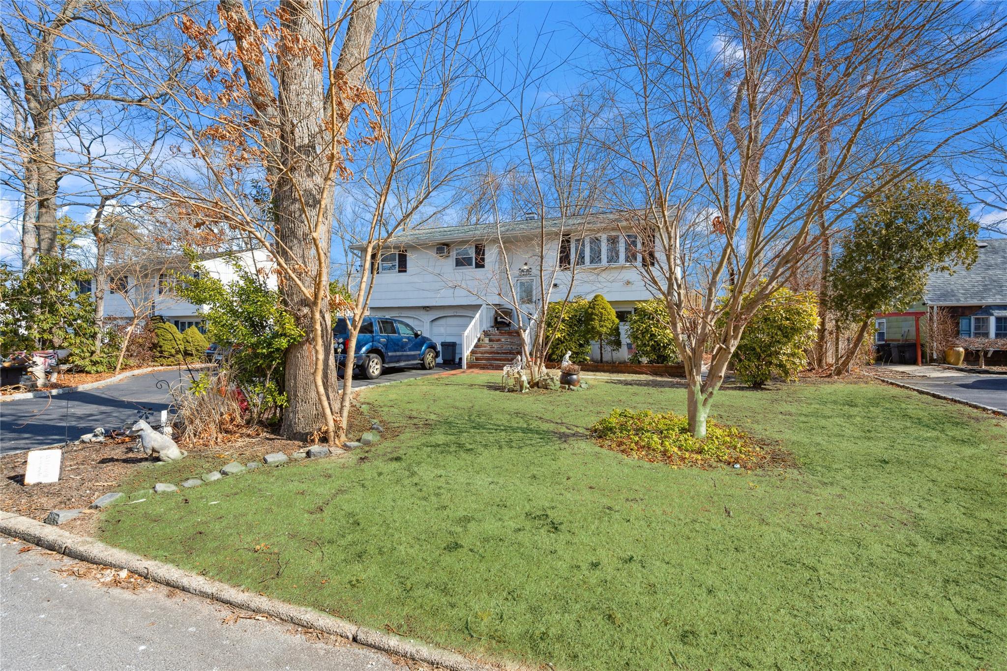 17th Ave, Ronkonkoma, NY 11779