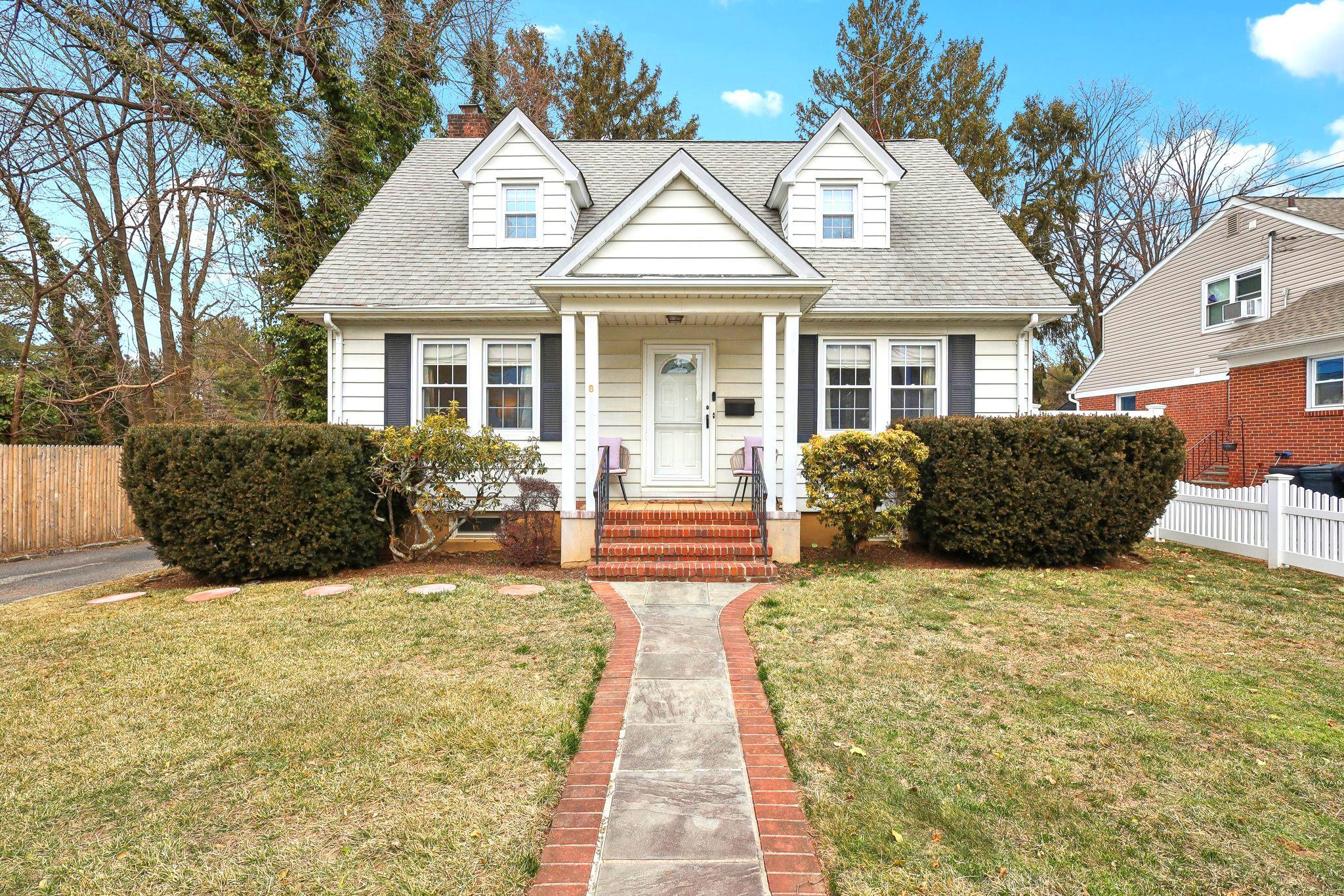 Manor Pl, Glen Cove, NY 11542