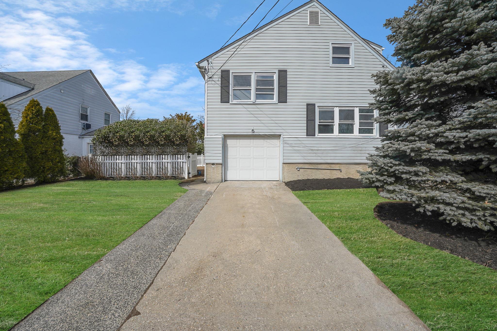 Wright Ave, Malverne, NY 11565