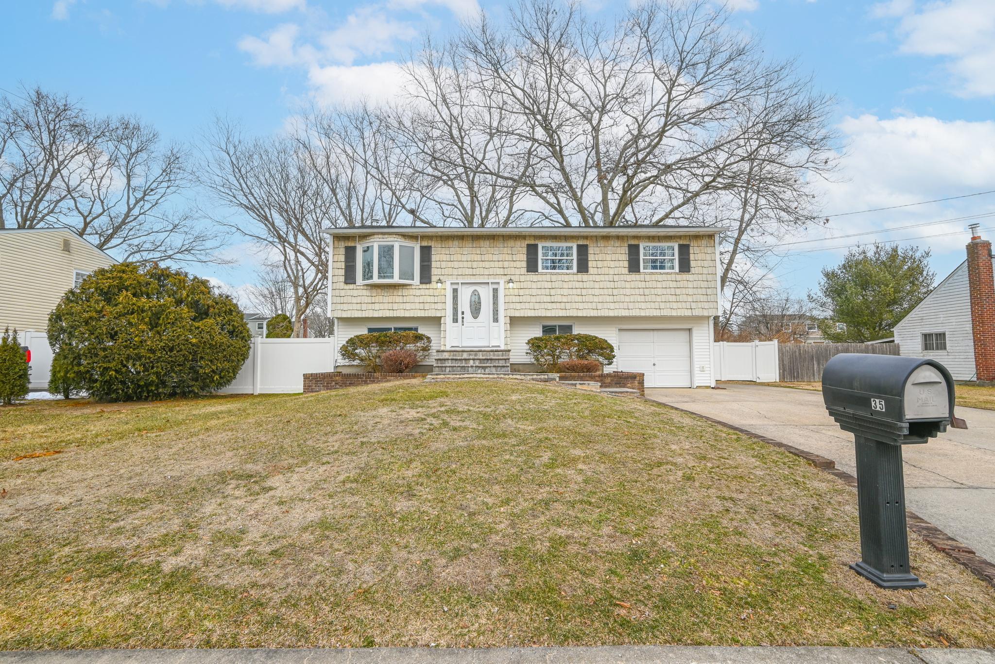 Holiday Park Dr, Centereach, NY 11720