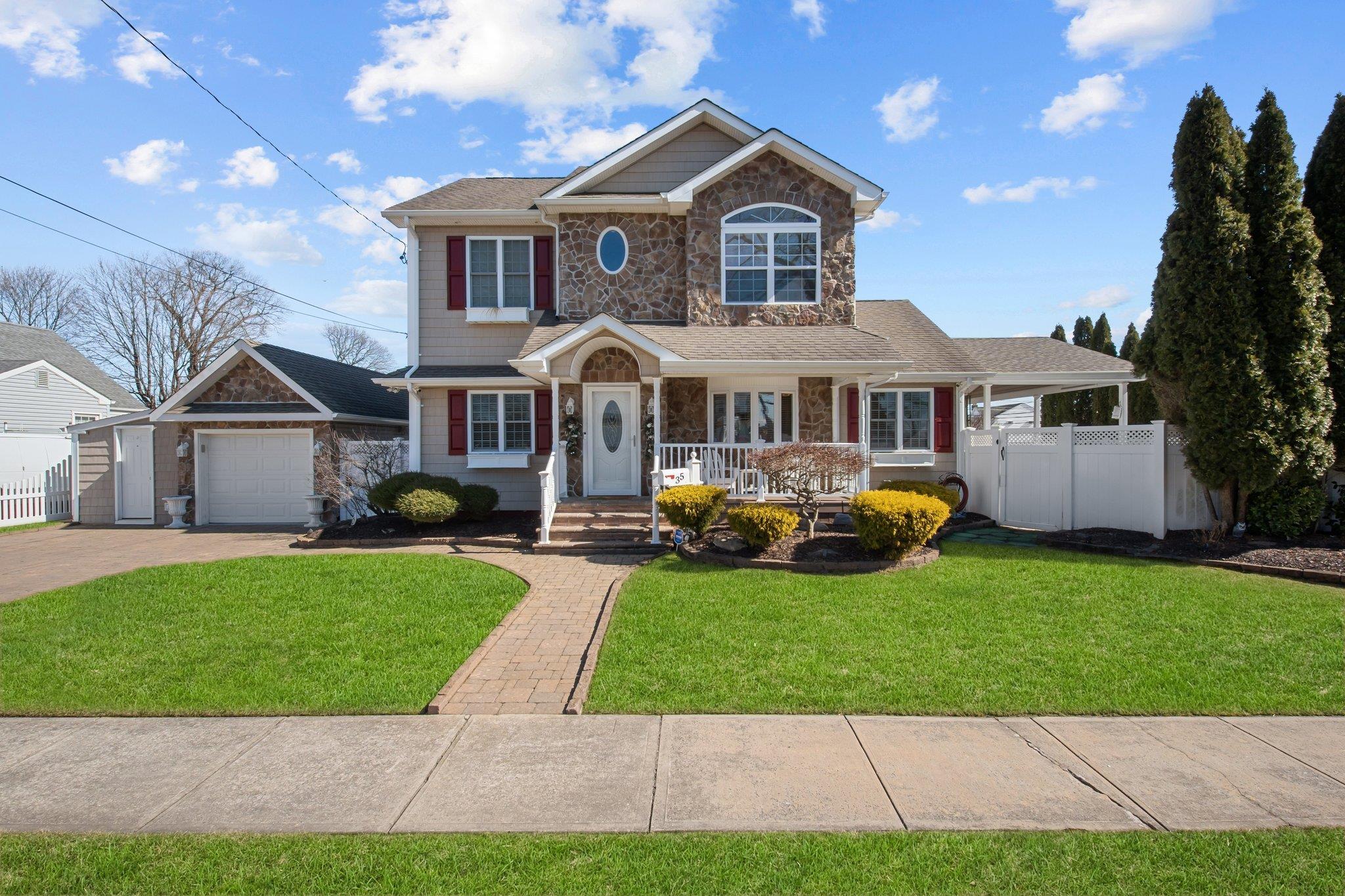 Locust Ave E, Farmingdale, NY 11735