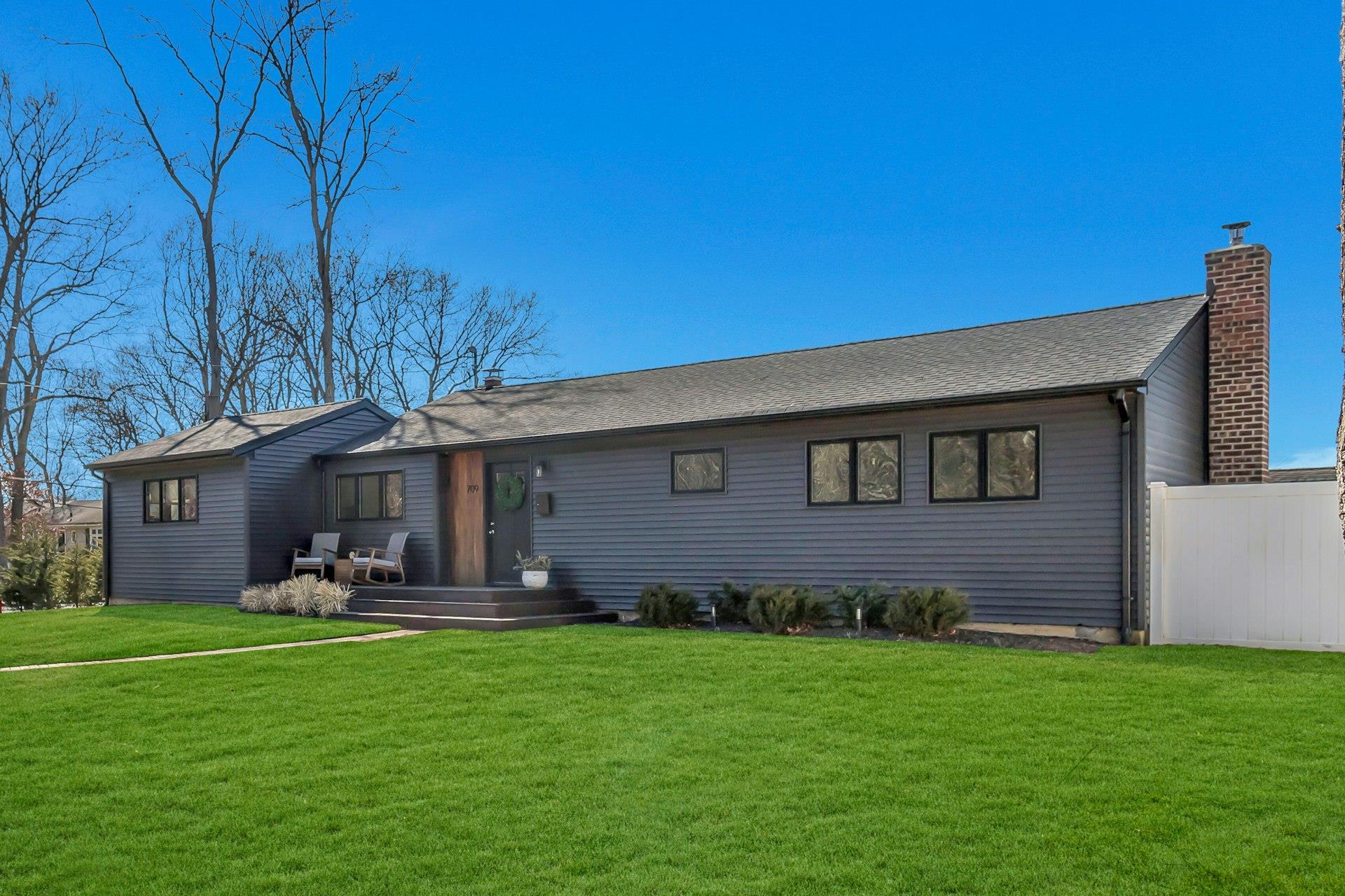 Parkside Blvd, Massapequa, NY 11758