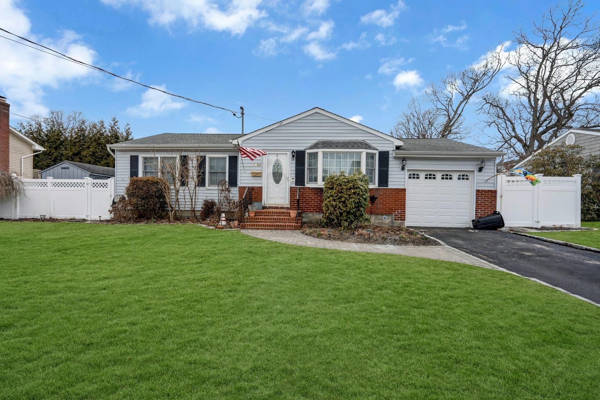 Fairfax Ave, West Islip, NY 11795