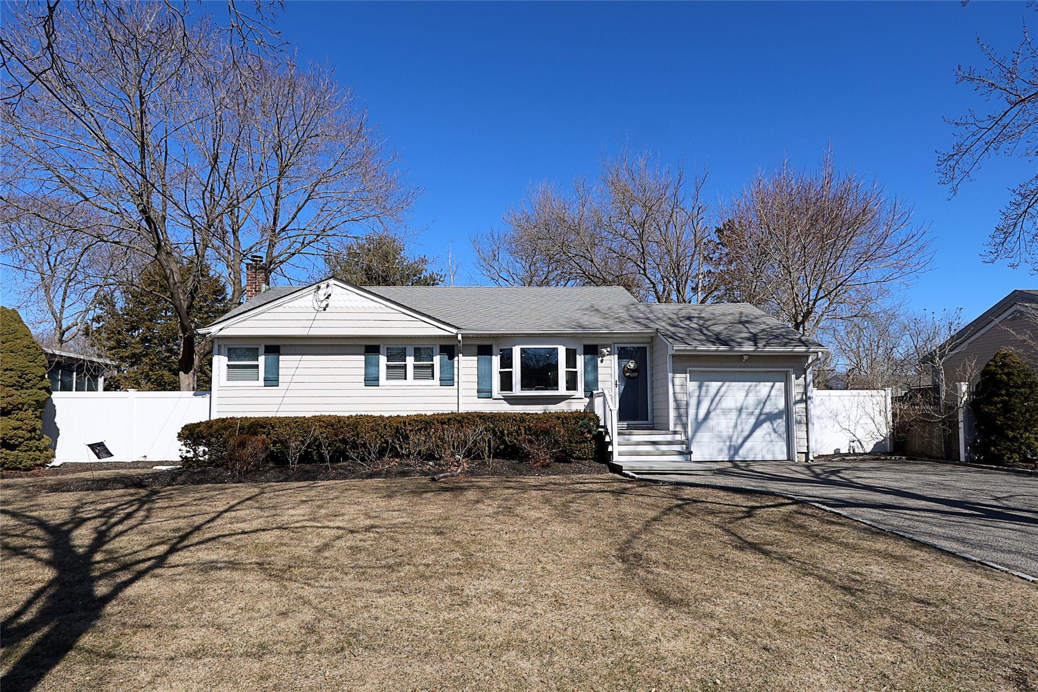 Gedney Ave, Smithtown, NY 11787