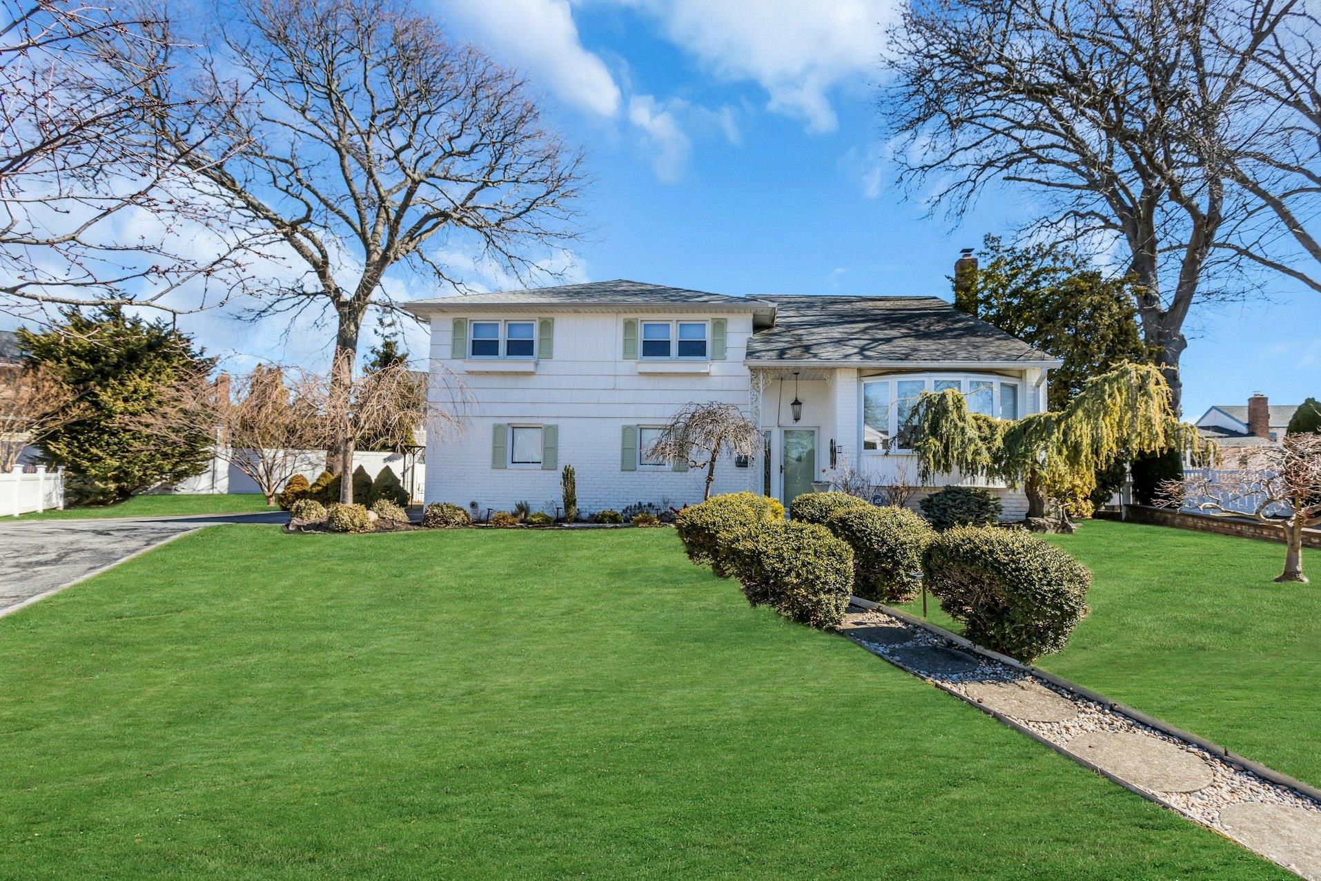 Finch Ct, Massapequa Park, NY 11762