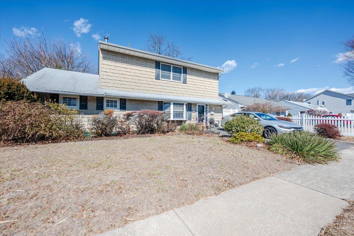 Hoover Ln, Bethpage, NY 11714