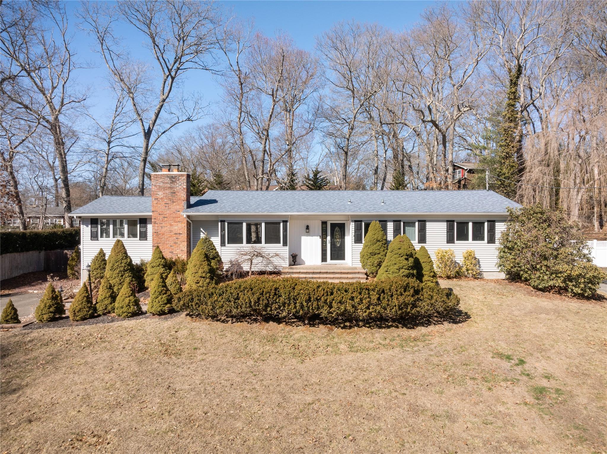 Pleasant Dr, East Setauket, NY 11733