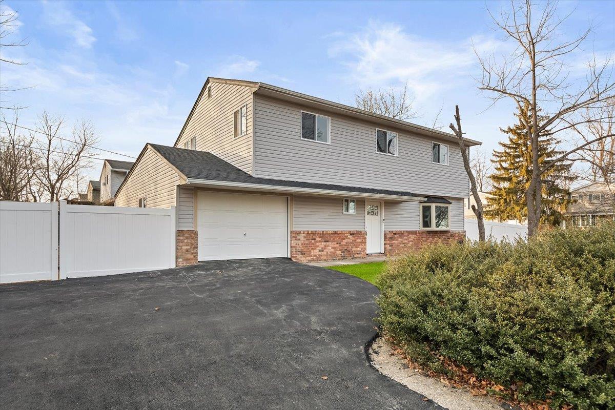 Ravenwood Dr, Kings Park, NY 11754