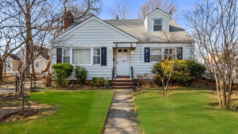 Lehrer Ave, Elmont, NY 11003