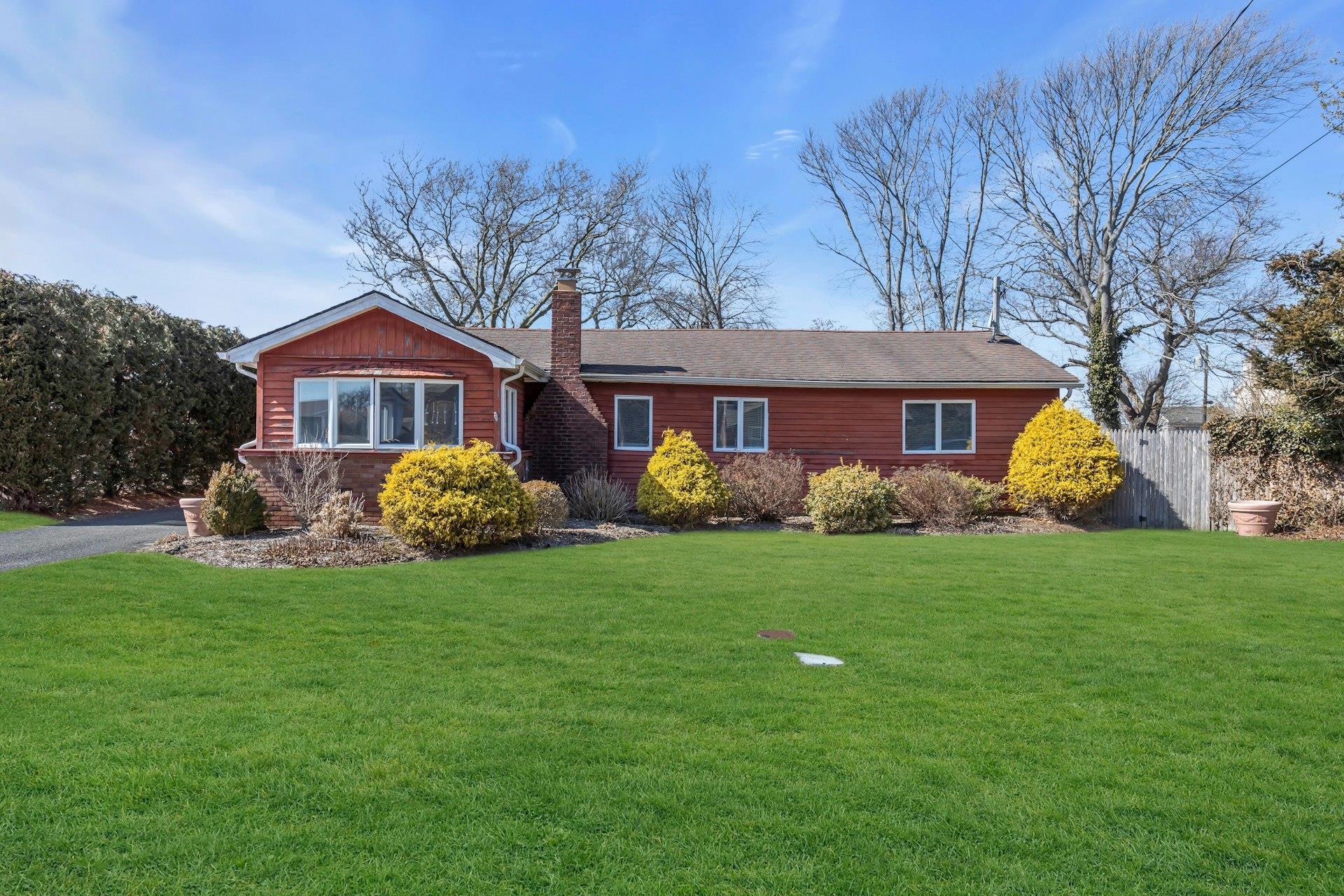 Elgin Pl, East Patchogue, NY 11772