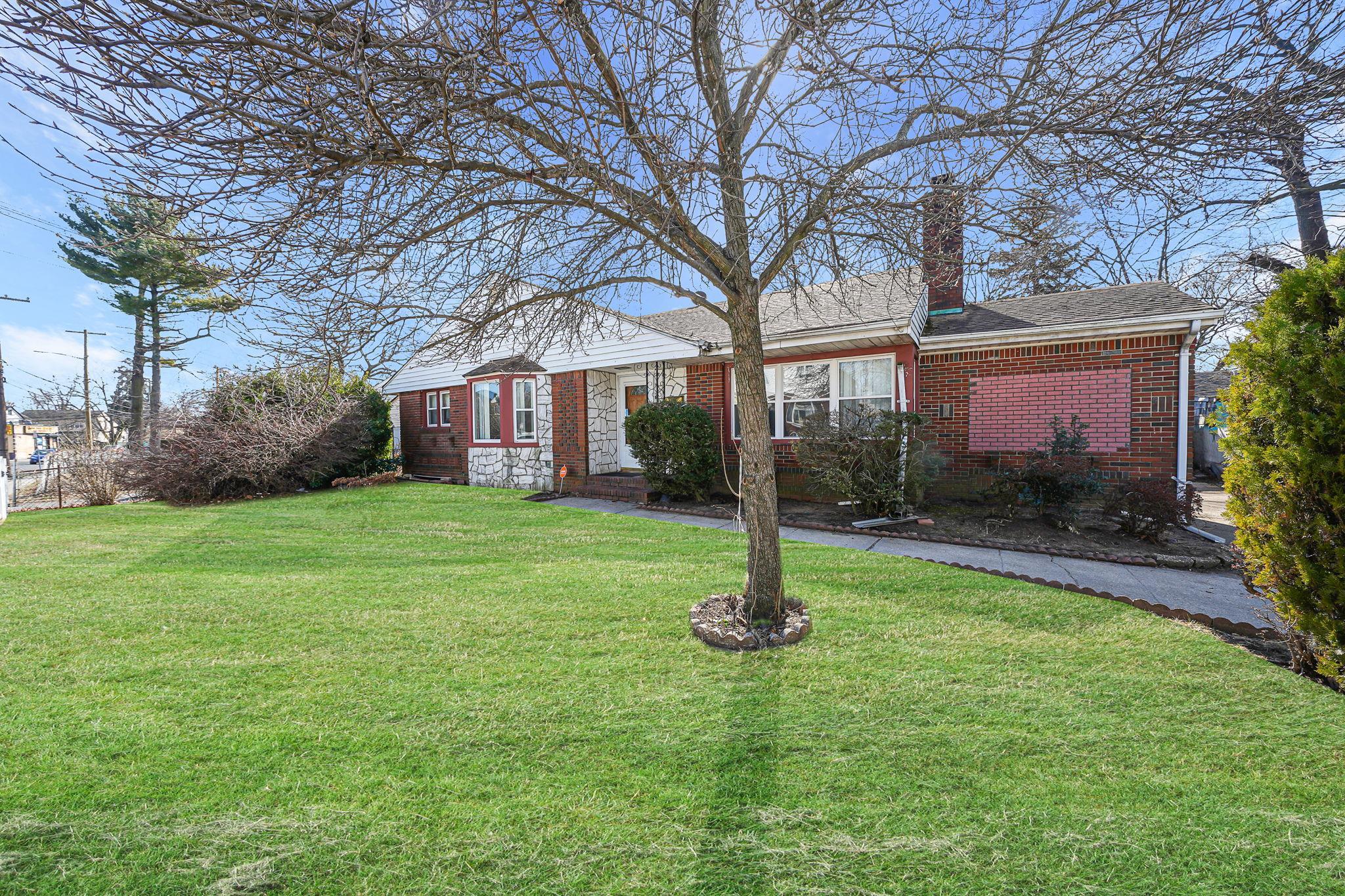 Park Ave, Roosevelt, NY 11575