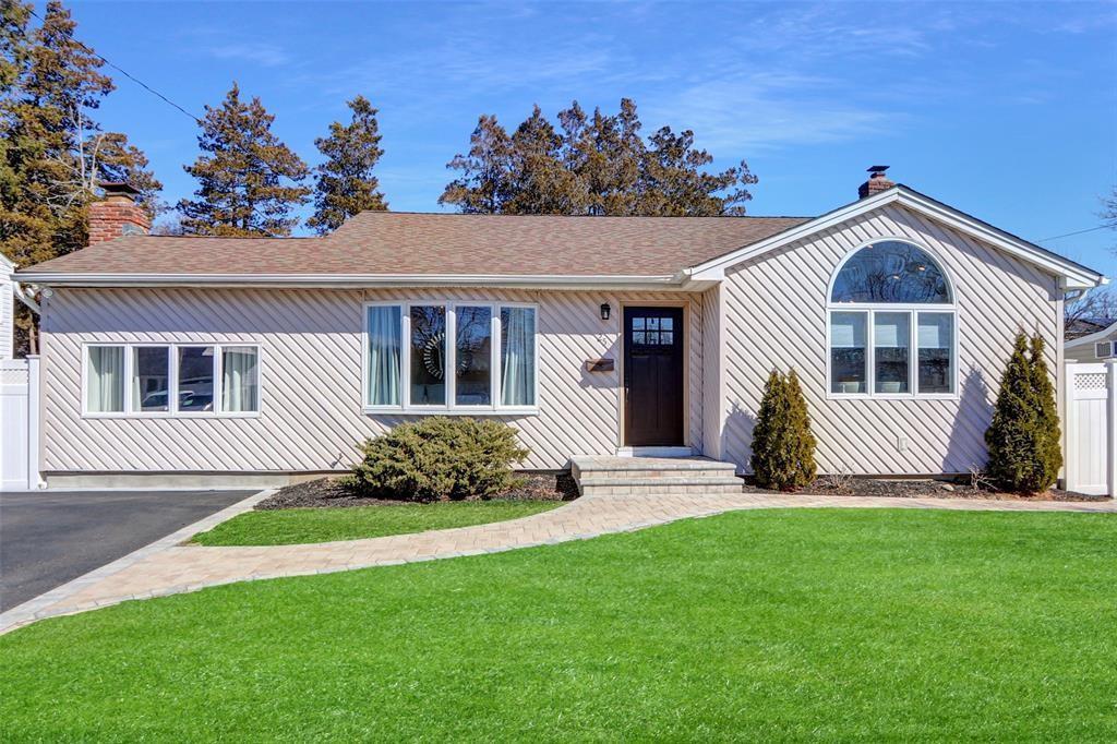 Ida Ln, North Babylon, NY 11703