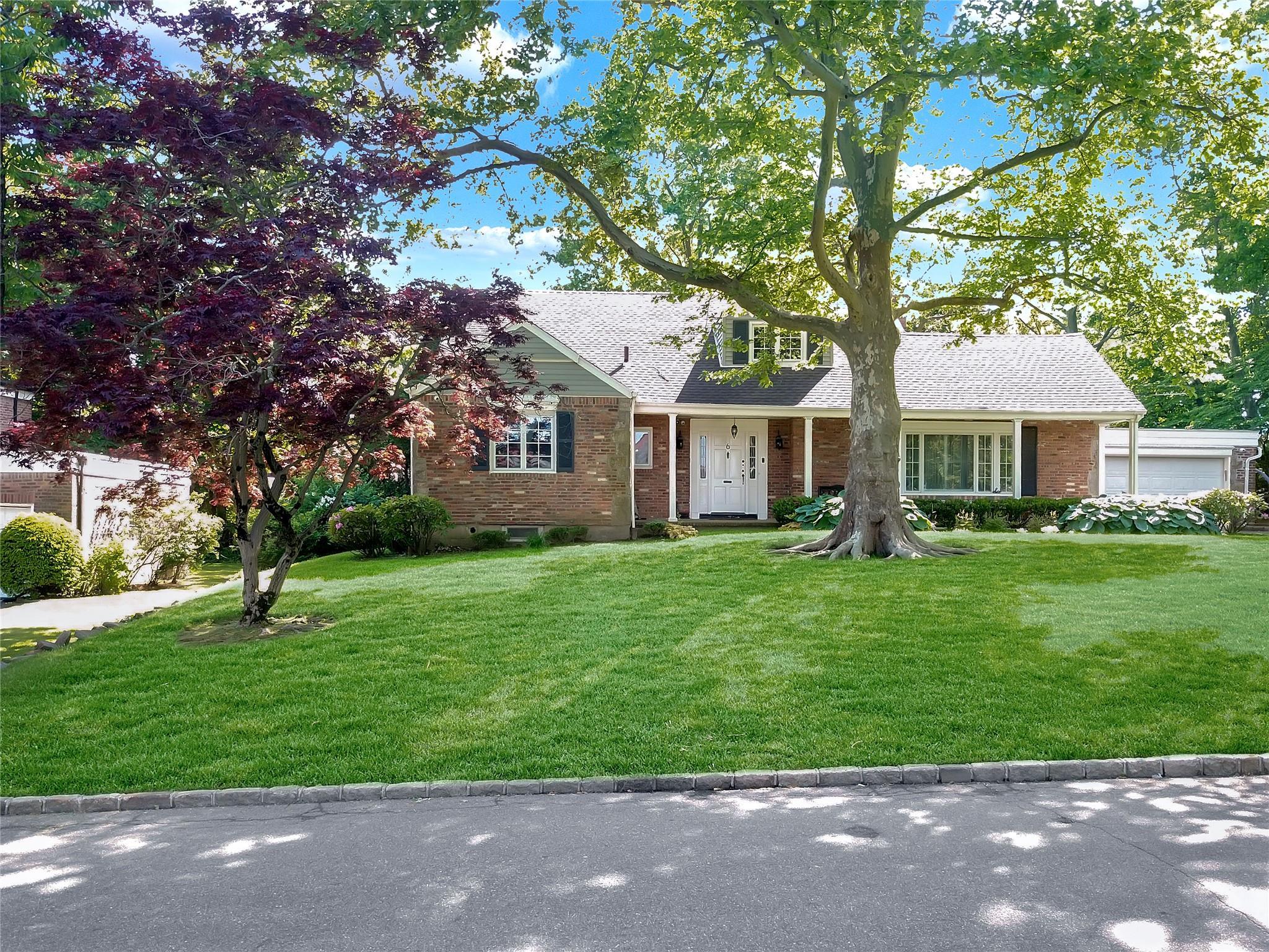 Nottingham Pl, Great Neck, NY 11023