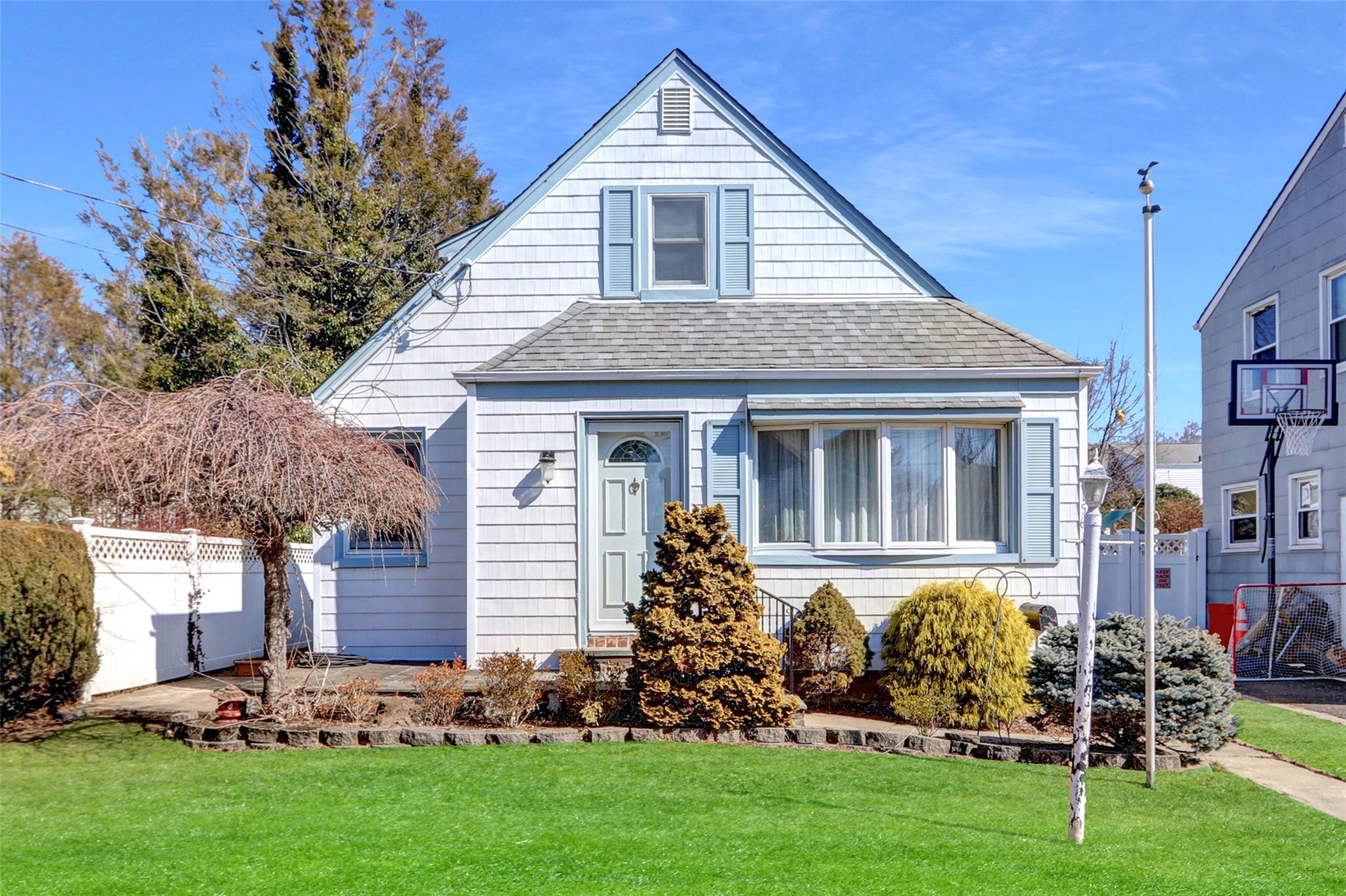 White Rd, Mineola, NY 11501
