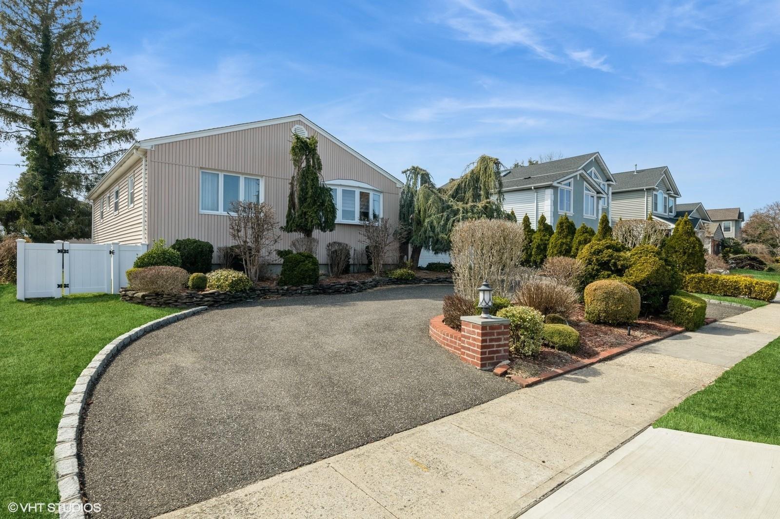 Milanna Ln, Wantagh, NY 11793