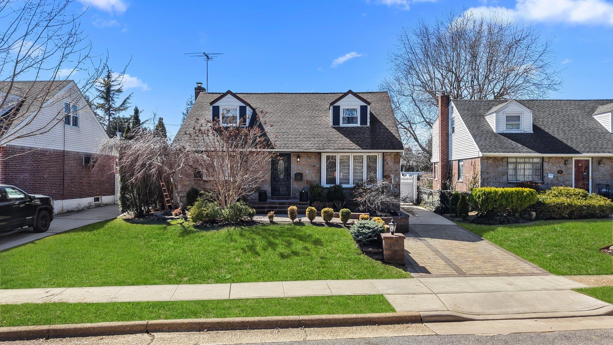 Crandall Dr, Mineola, NY 11501