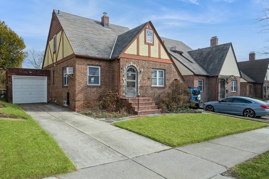 232nd St, Queens Village, NY 11427