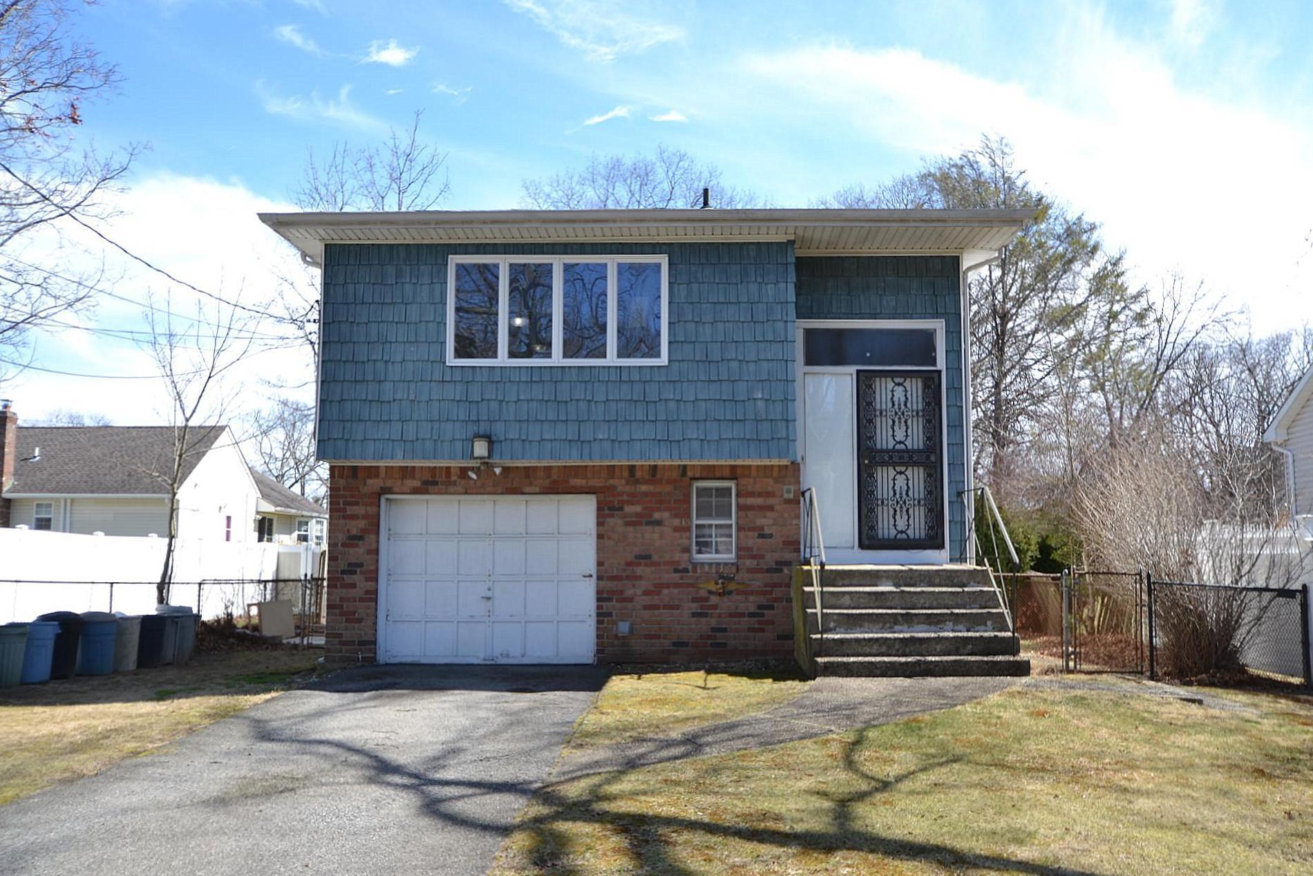 Louis Kossuth Ave, Ronkonkoma, NY 11779