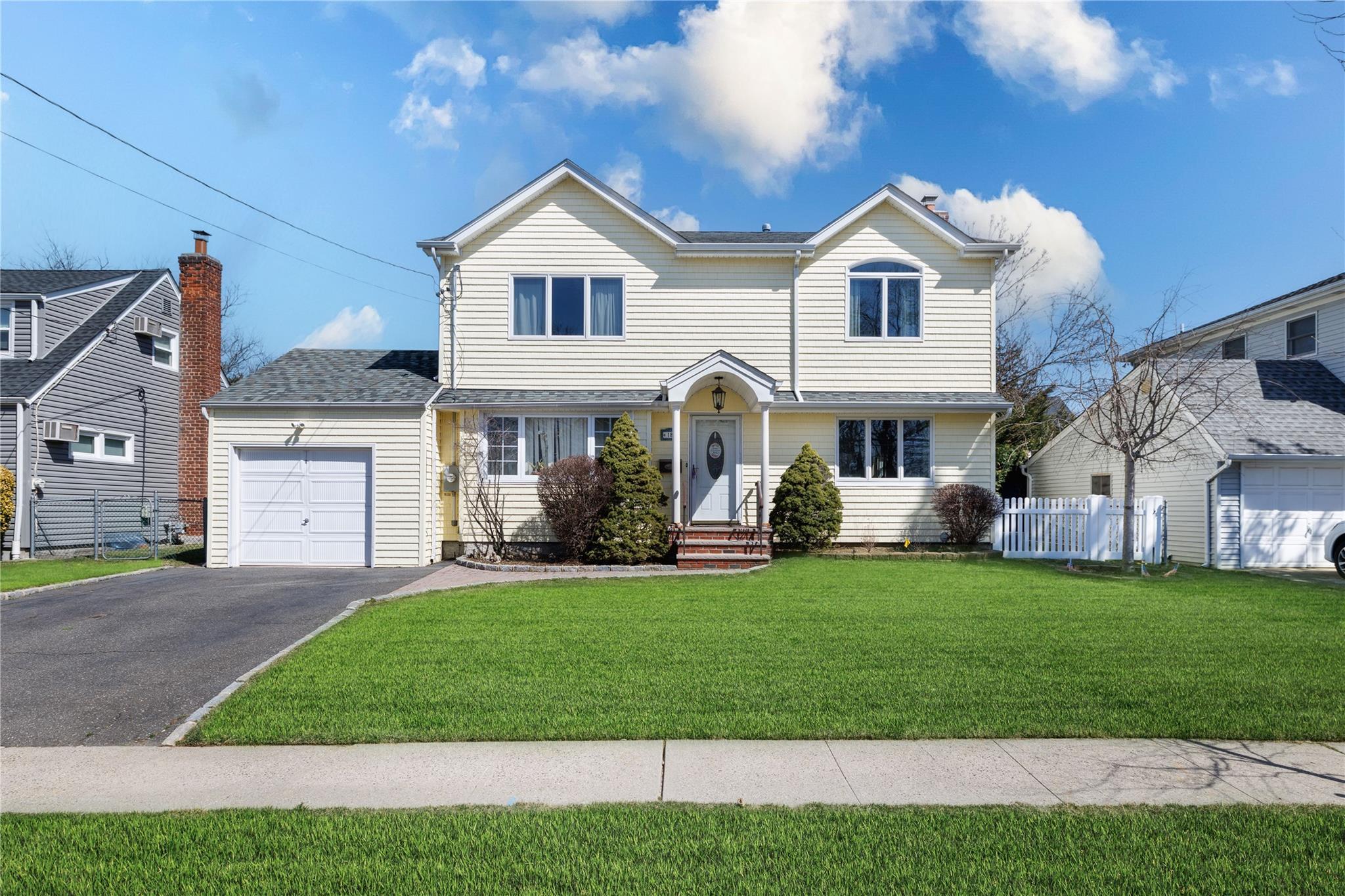 Bretton Rd, New Hyde Park, NY 11040