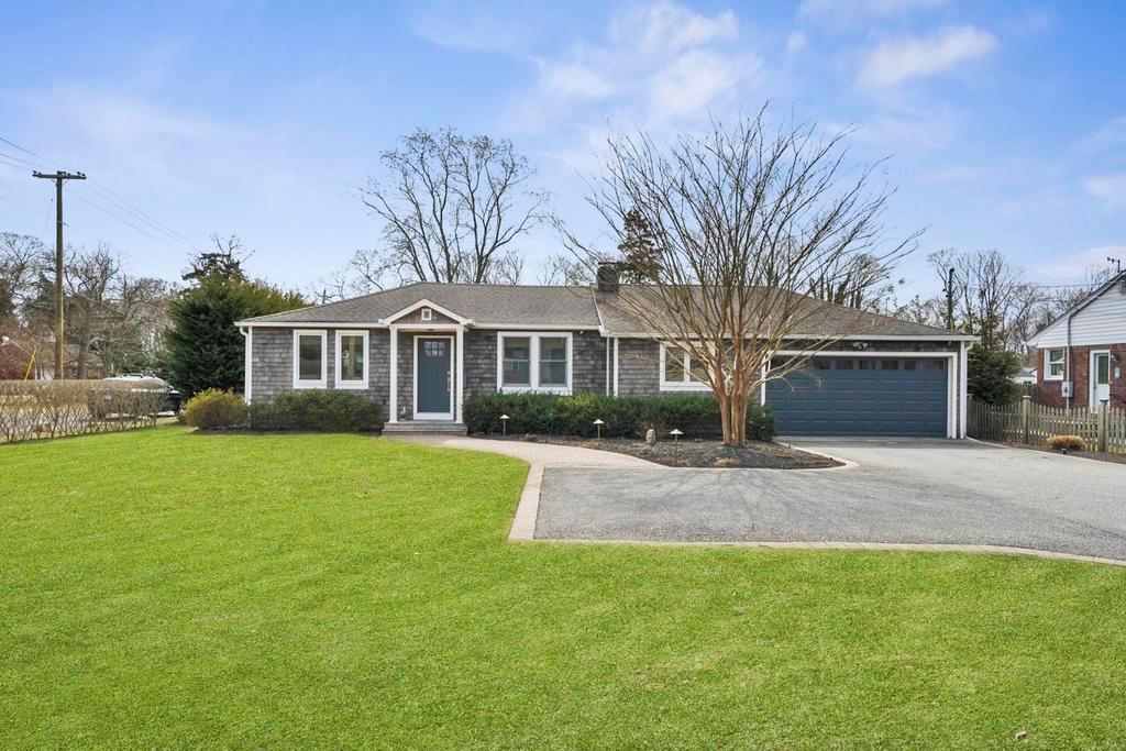 S Country Rd, East Patchogue, NY 11772
