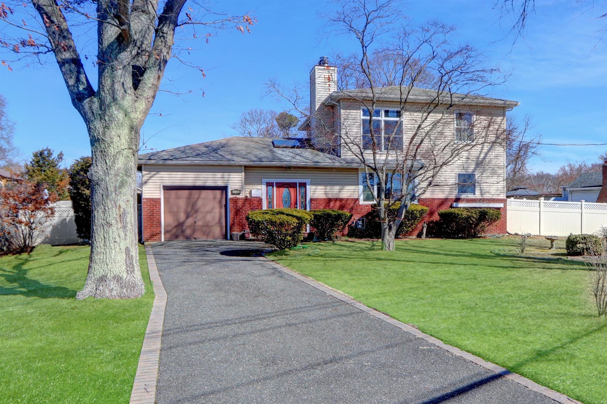 Orinoco Dr, West Islip, NY 11795
